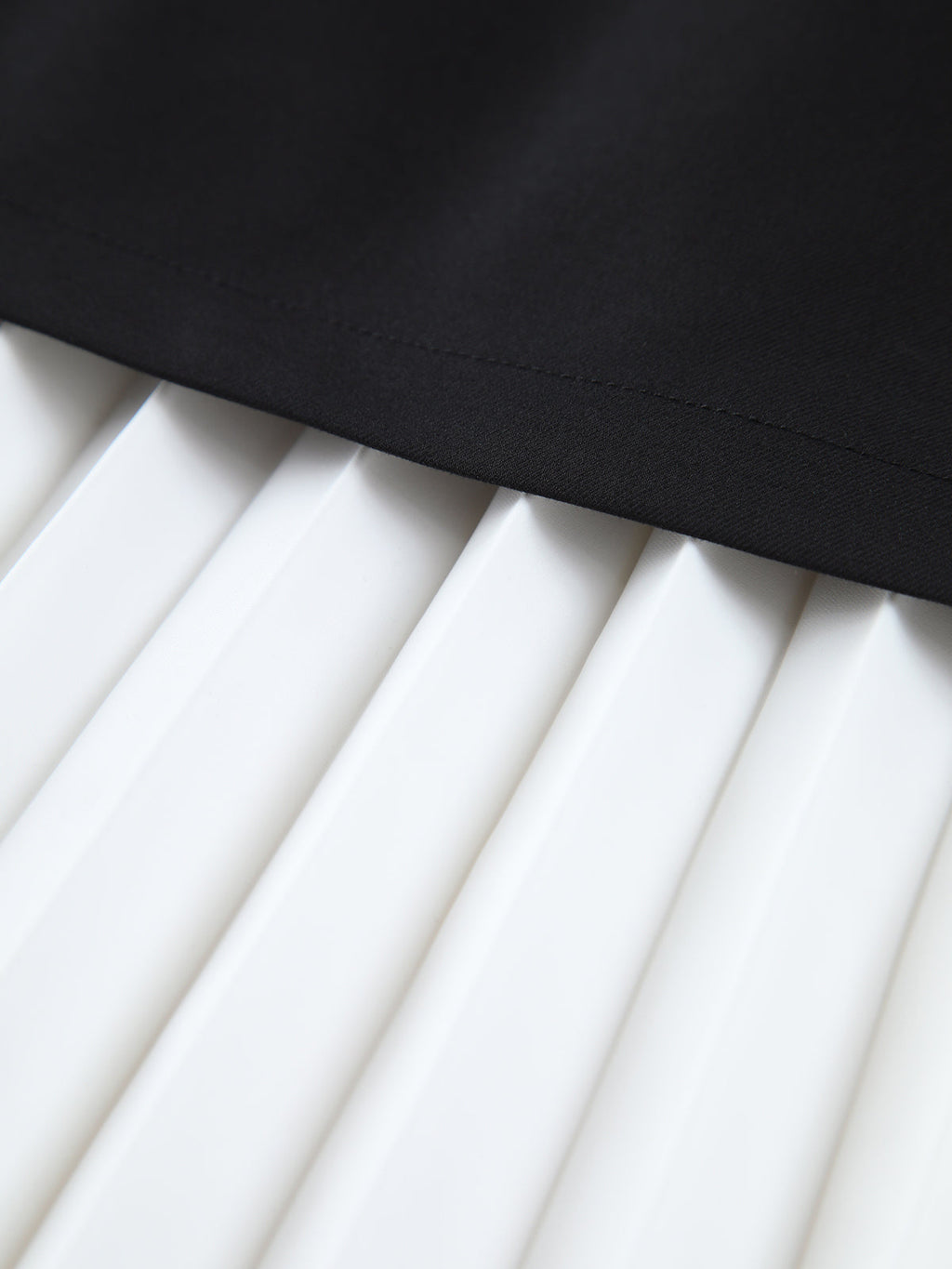 Chic Two-Tone Pleated Maxi Skirt