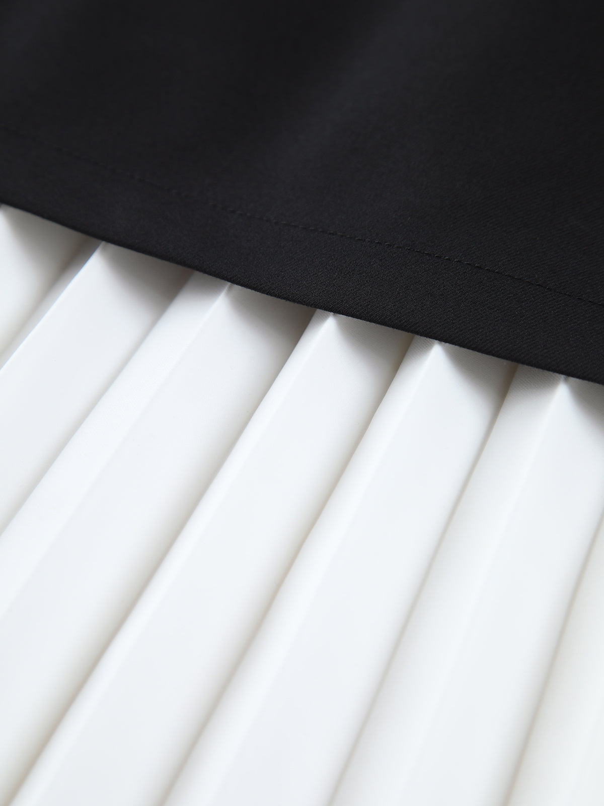 Chic Two-Tone Pleated Maxi Skirt